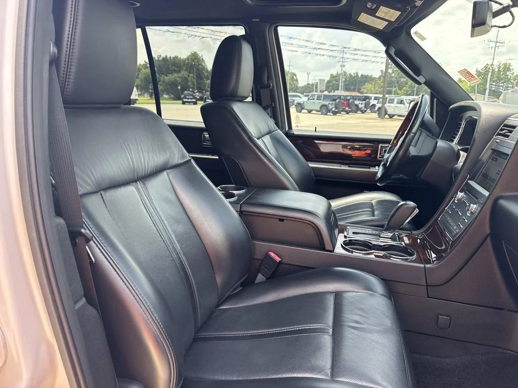 Used 2017 White Lincoln Select image 31