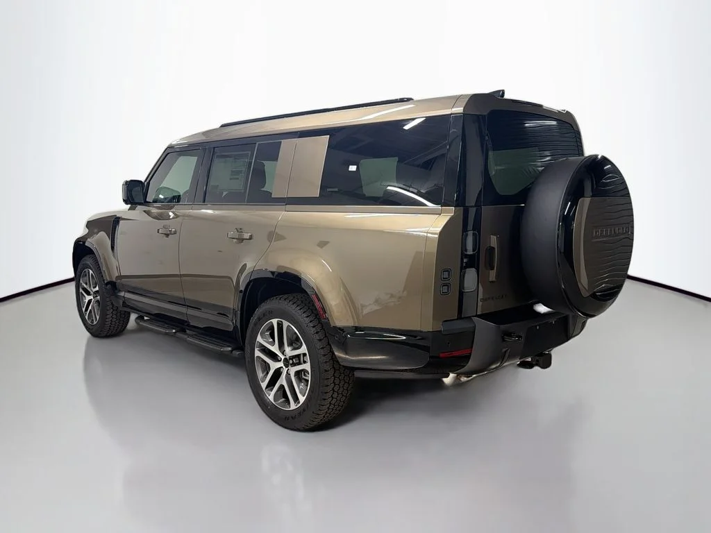 New 2026 Gondwana Stone Metallic Land Rover X-Dynamic SE image 3