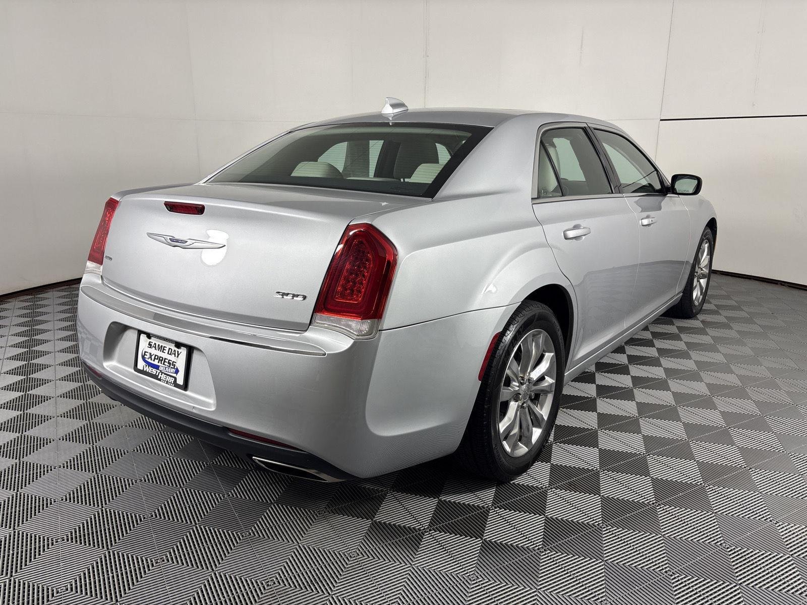 Used 2020 Silver Mist Clearcoat Chrysler Touring L image 20