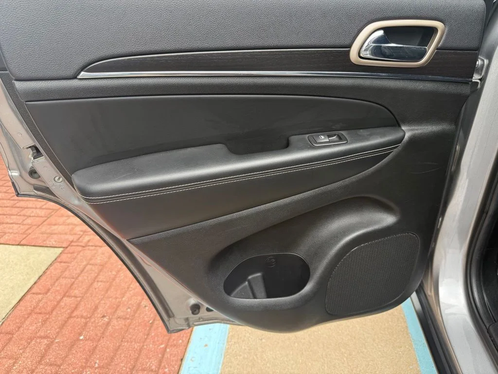 Used 2014 Silver Jeep Limited image 17