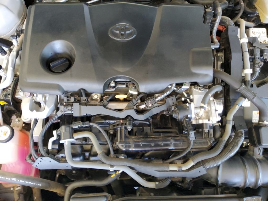 Used 2022 White Toyota XLE Plus image 21