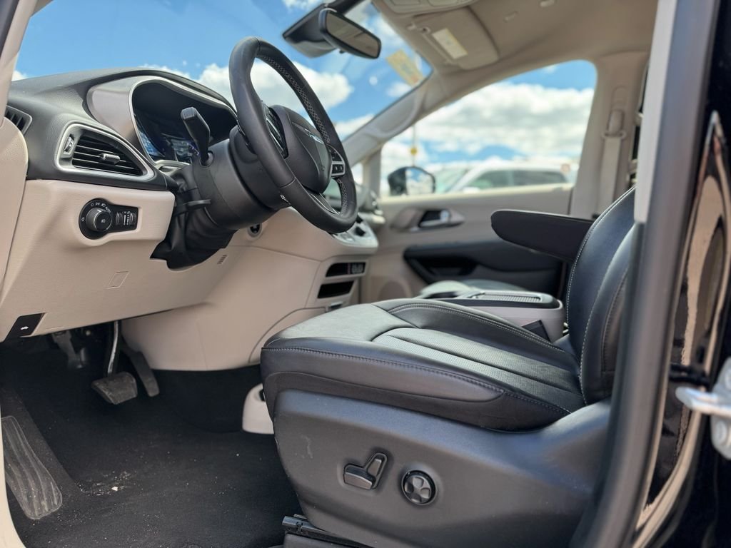 2024 Chrysler Pacifica Touring L - Photo 8