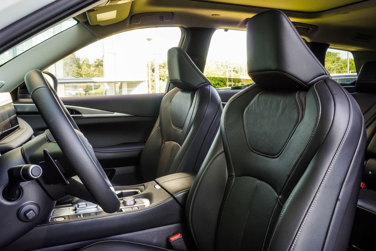 Used 2025 White INFINITI LUXE image 37