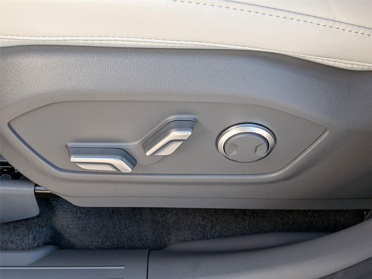 New 2026 Shimmering Silver Hyundai SEL image 13
