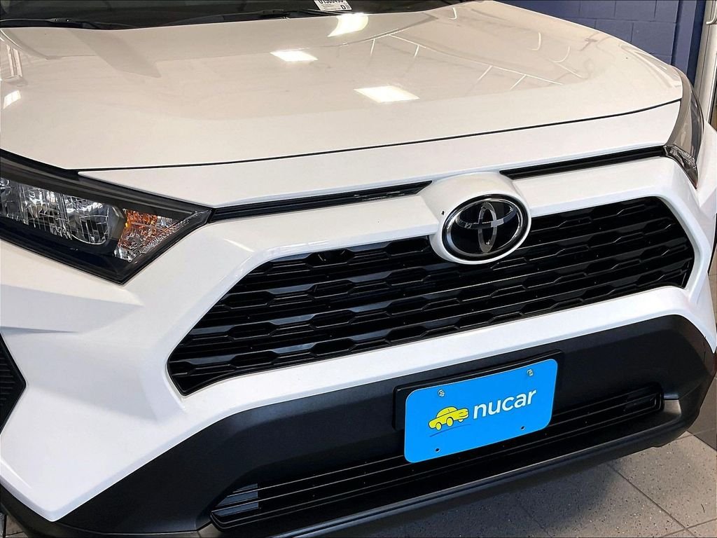 Used 2019 White Toyota LE image 30