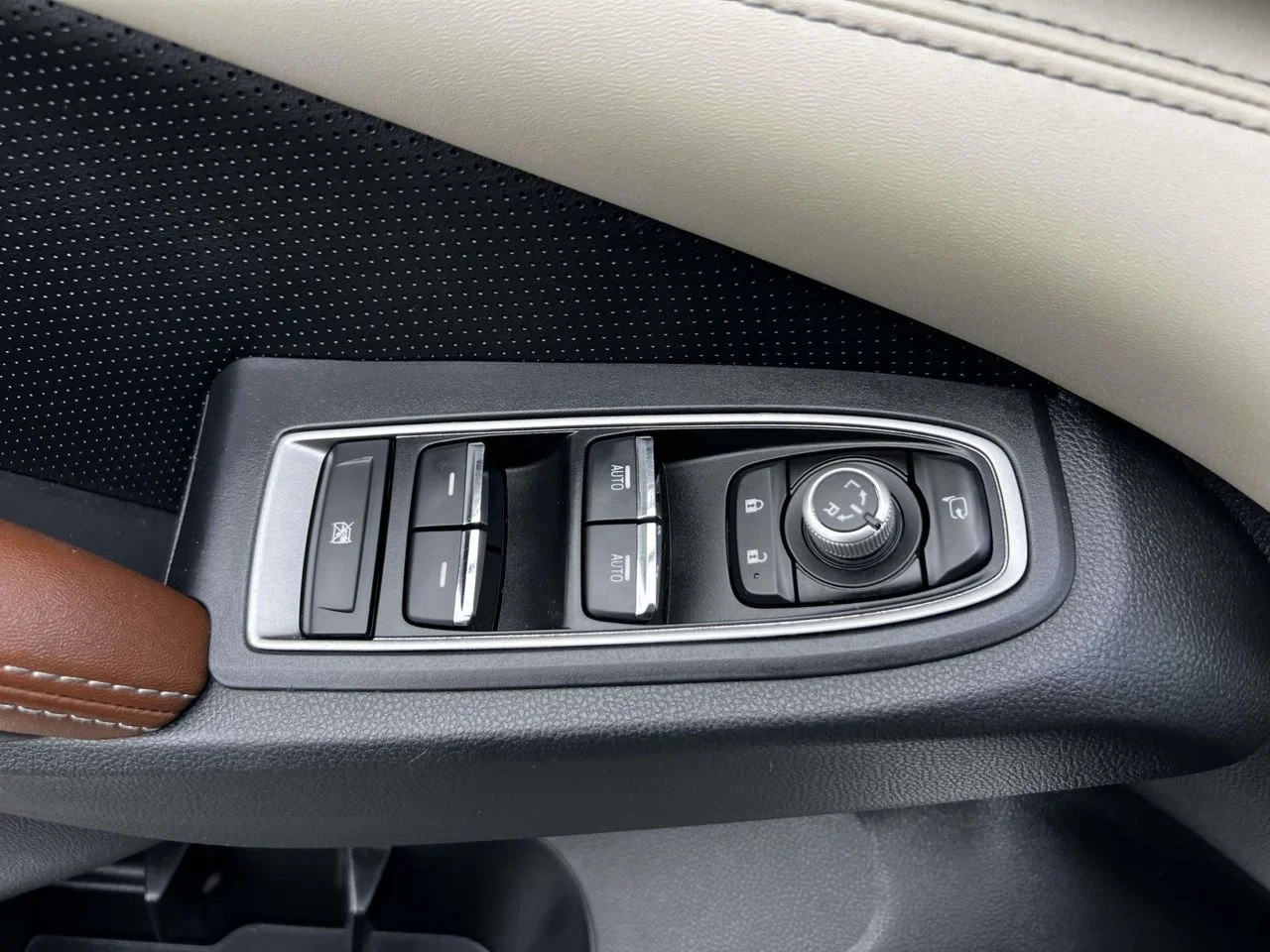 Used 2022 Crystal White Pearl Subaru Touring image 25