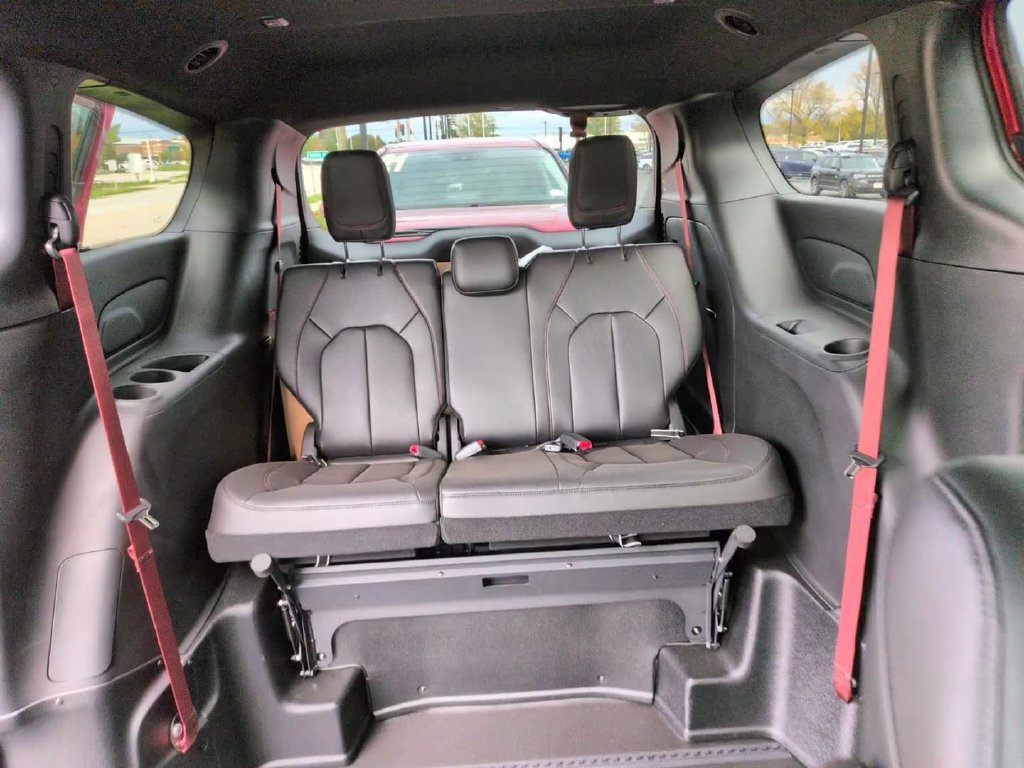 Used 2027 Red Chrysler Select image 24