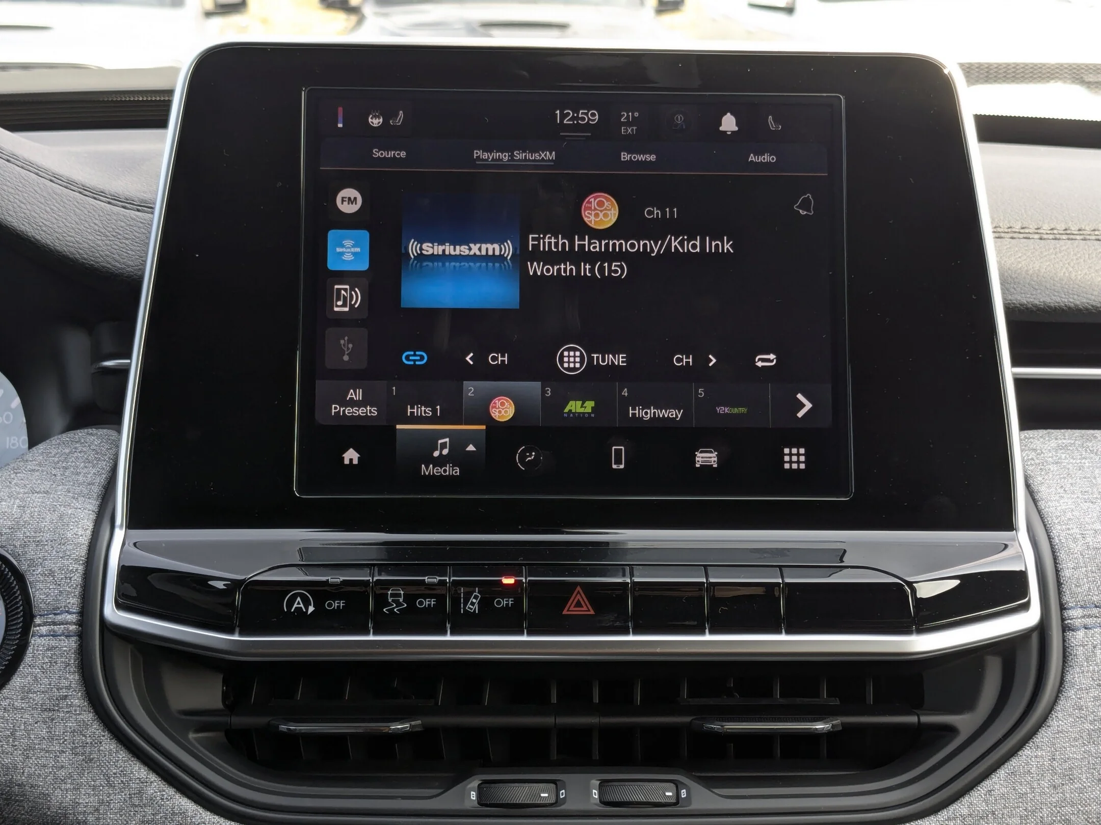 New 2025 Black Jeep North - - 4x4 - 4.99% OAC - Heated Seats & Steering - Remote Start & More! image 19