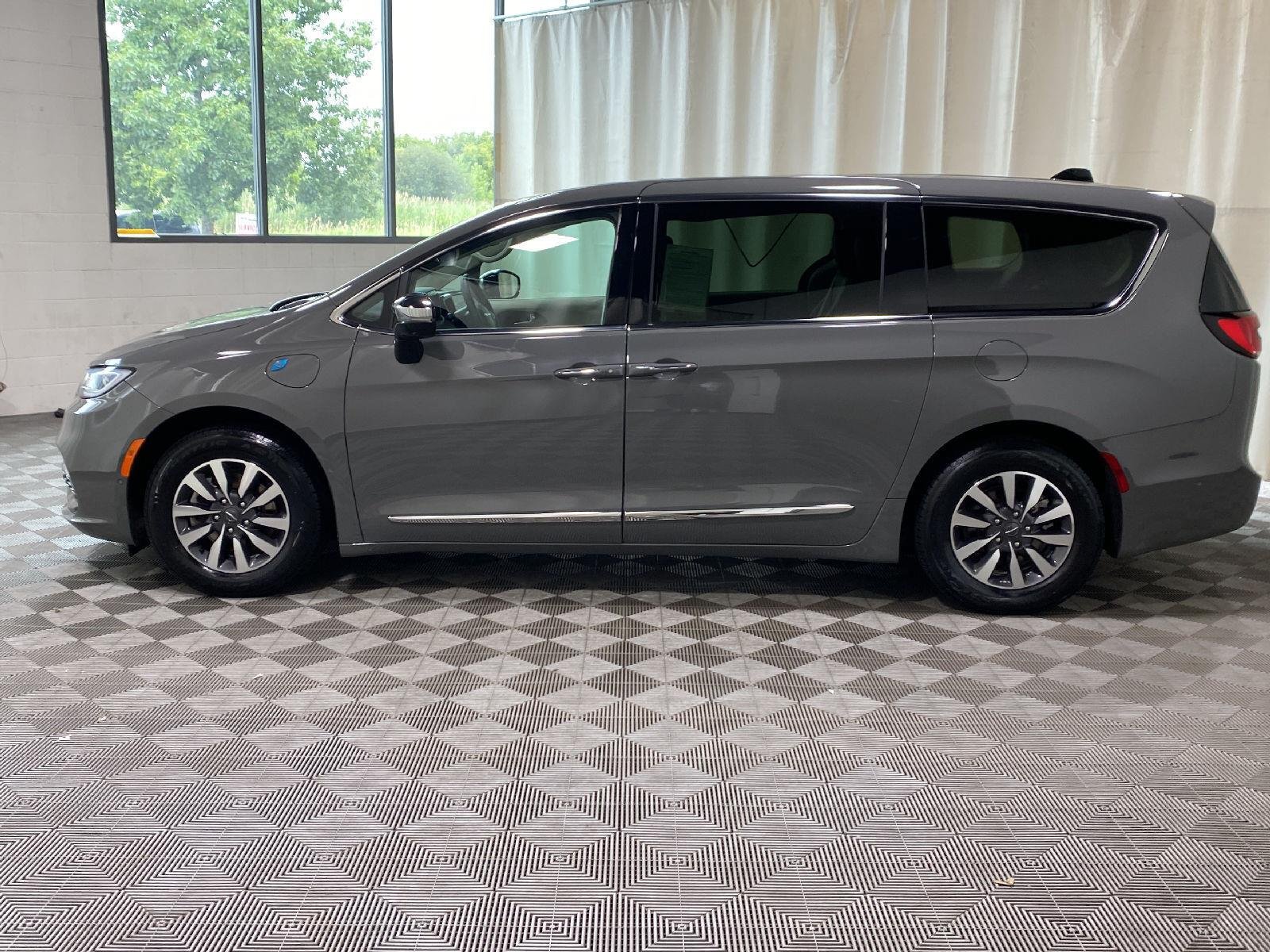 Used 2023 Ceramic Gray Clearcoat Chrysler Hybrid Limited image 6