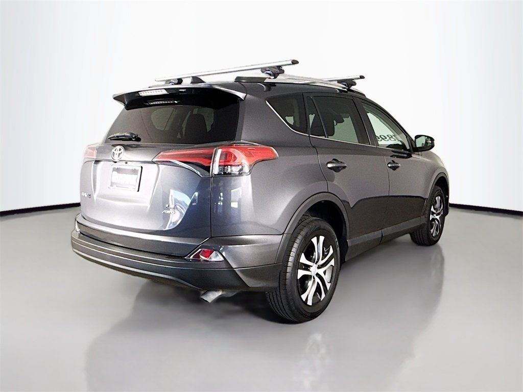 2018 Toyota RAV4 LE photo 4