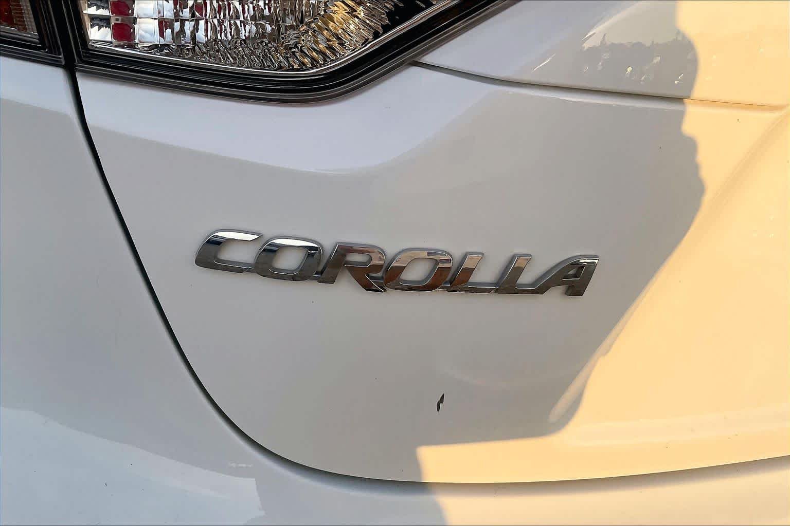 Used 2024 Ice Cap Toyota SE image 28