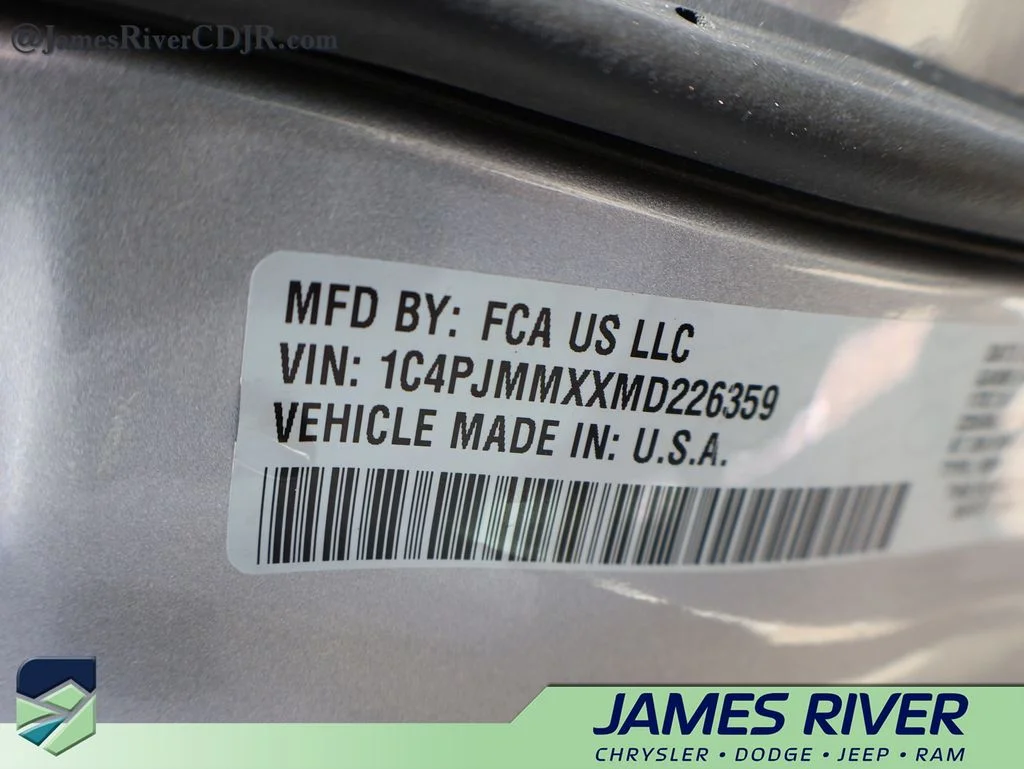 Used 2021 Silver Jeep Latitude Lux image 38