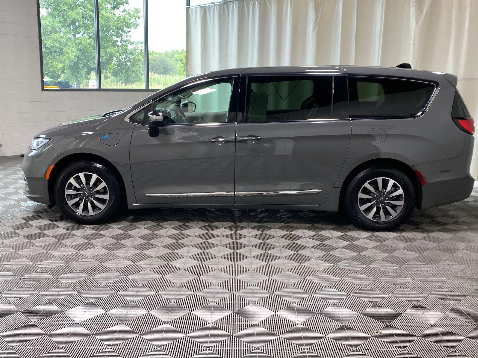 Used 2023 Ceramic Gray Clearcoat Chrysler Hybrid Limited image 6
