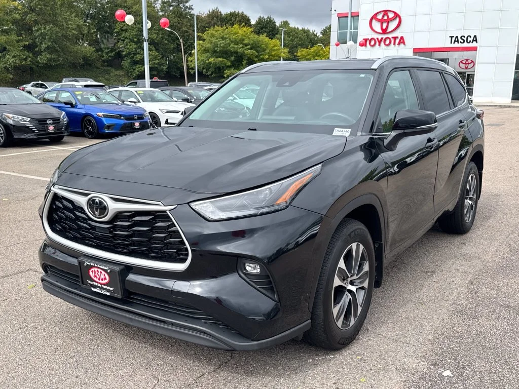 Used 2024 Black Toyota XLE image 3