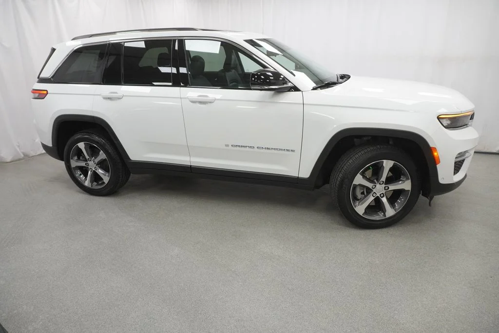 Used 2022 White Jeep 4xe image 11