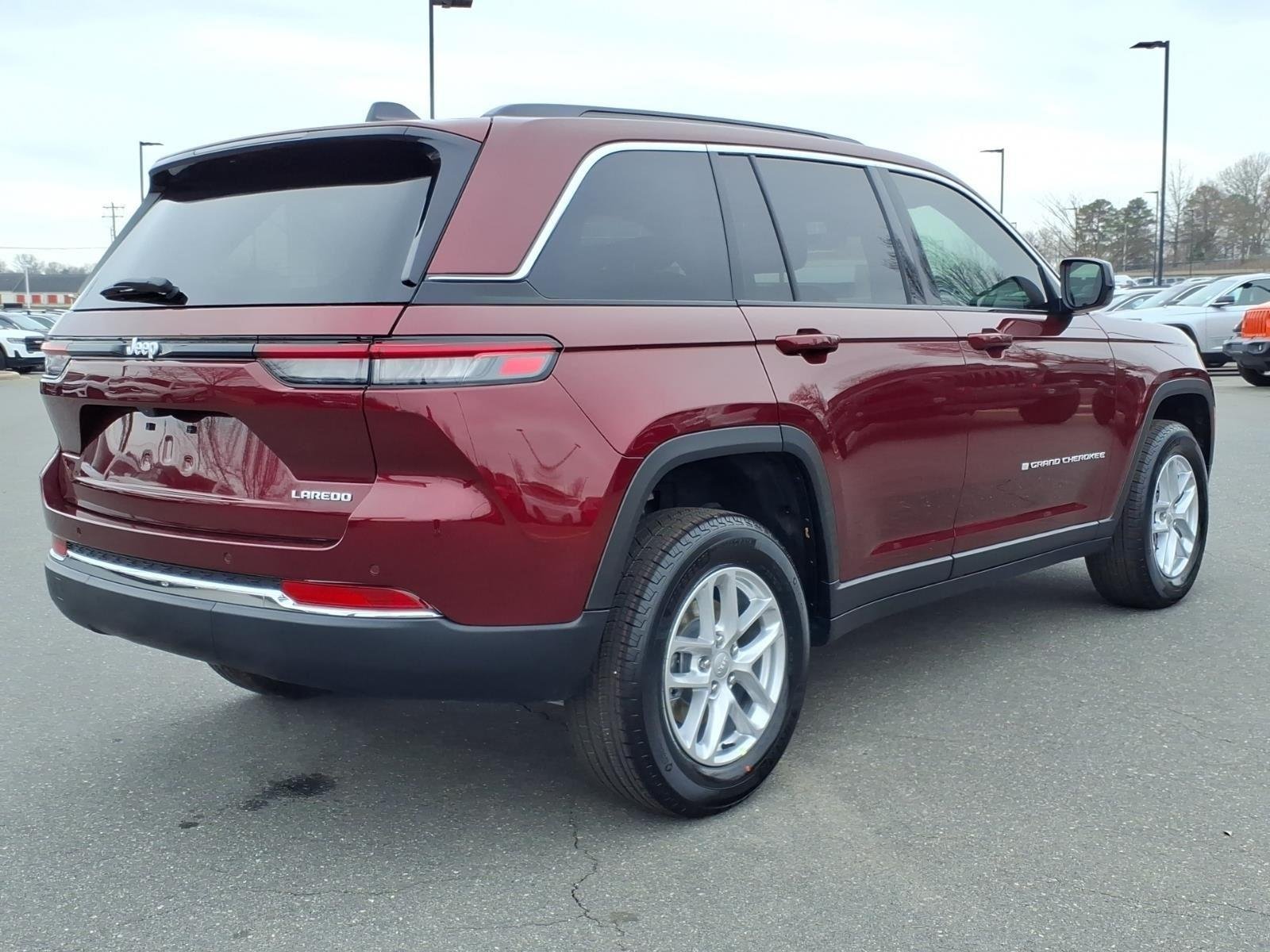 New 2026 Velvet Red Pearl-Coat Exterior Paint Jeep Laredo image 2