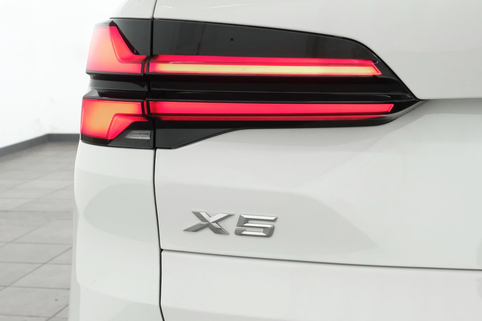 Used 2024 Alpine White BMW xDrive40i image 4