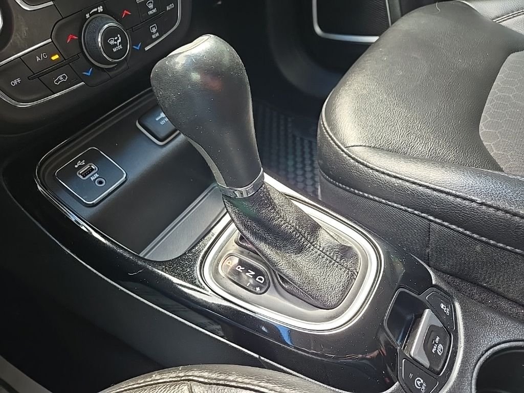 Used 2018 White Jeep Latitude image 57