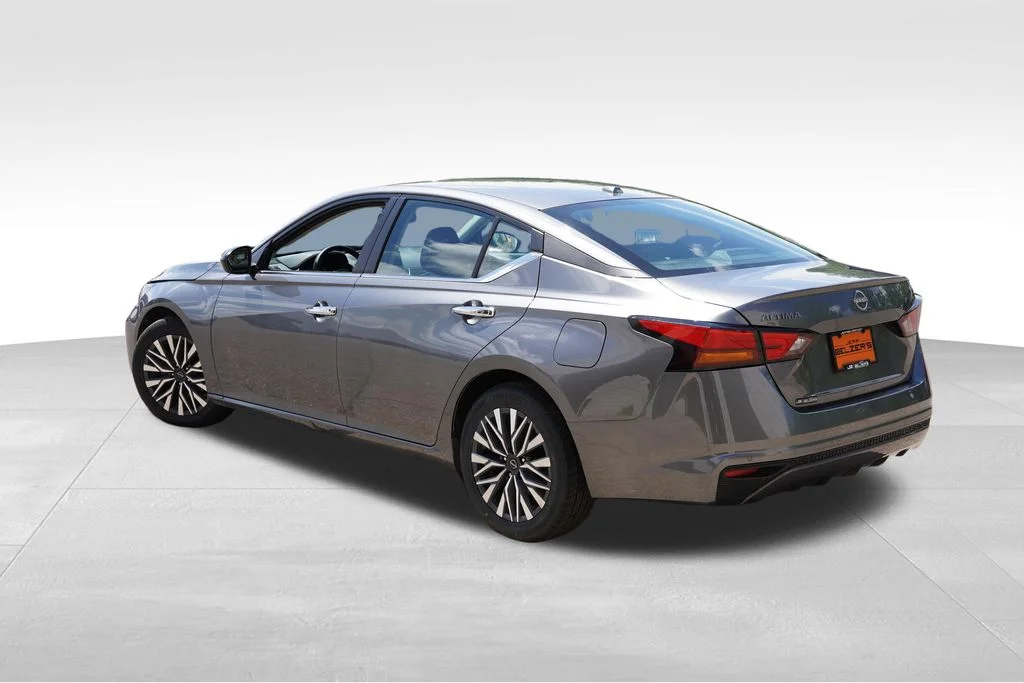 Used 2025 Gun Metallic Nissan 2.5 SV image 7