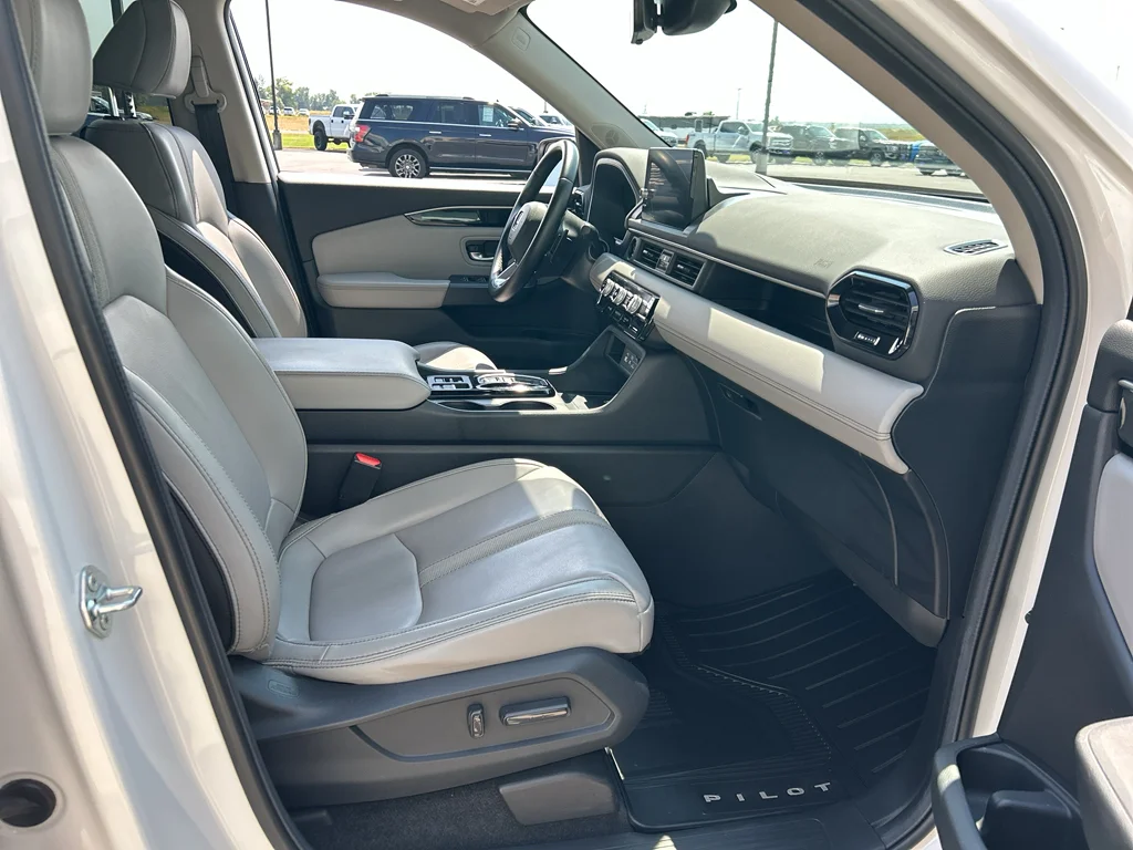 Used 2024 White Honda EX-L 7 Passenger image 18