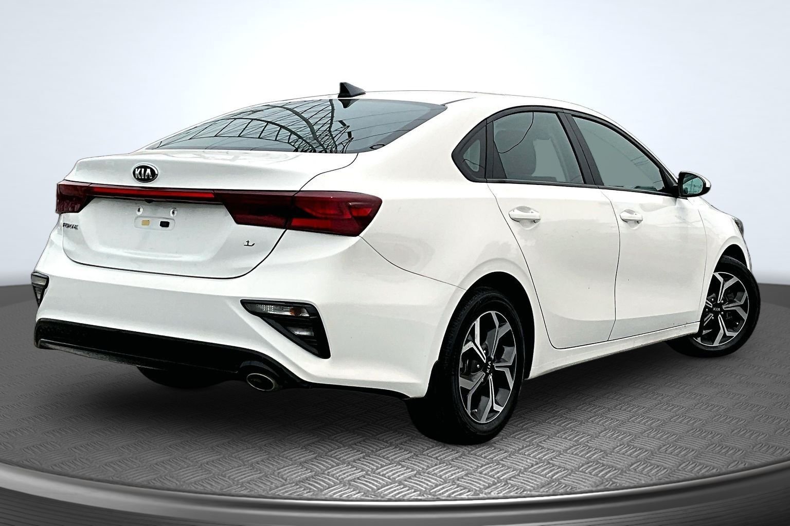 Used 2021 White Kia LXS image 6