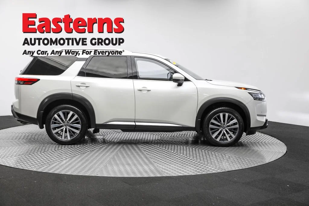 Used 2022 White Nissan Platinum image 4