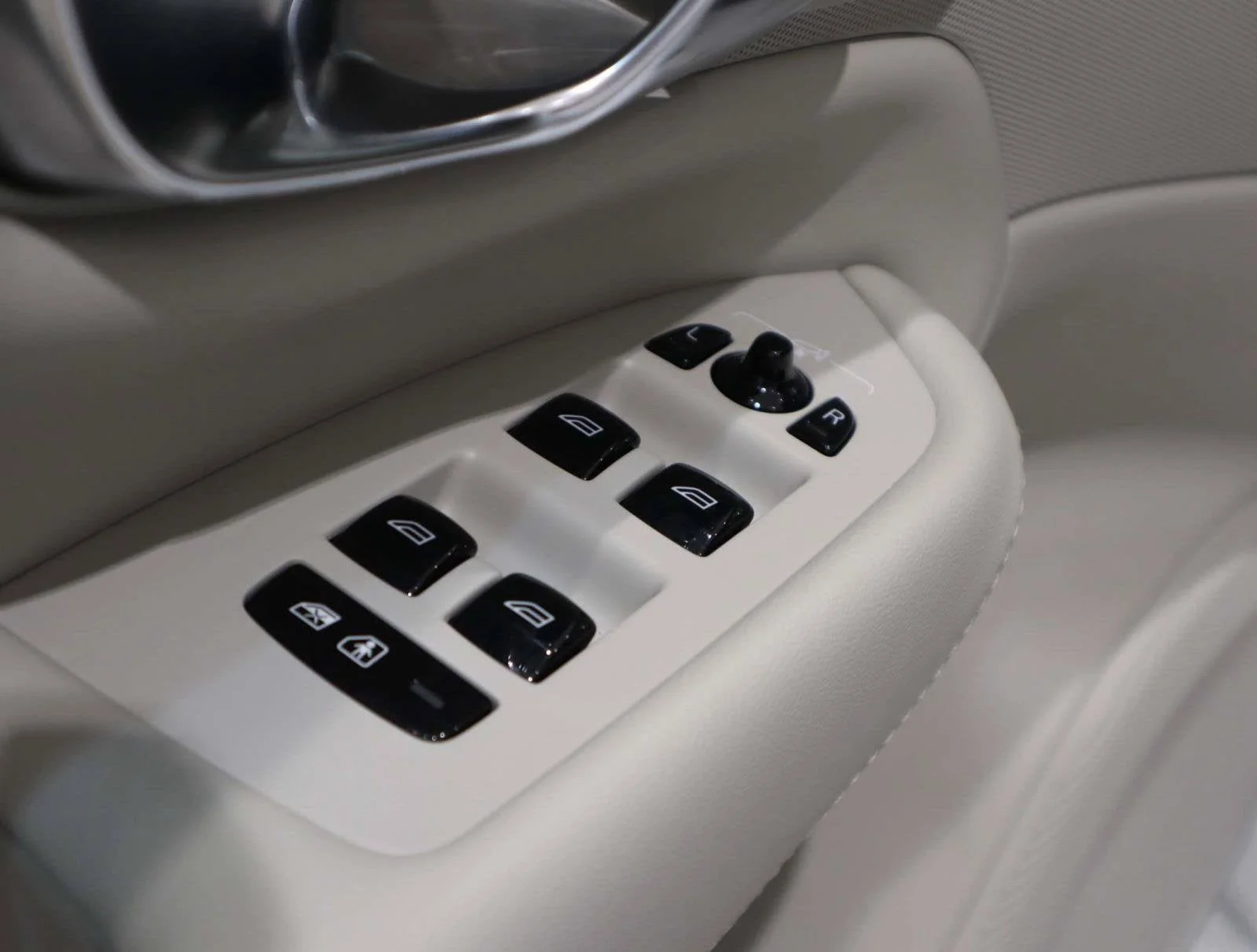 Used 2025 White Volvo Plus image 20