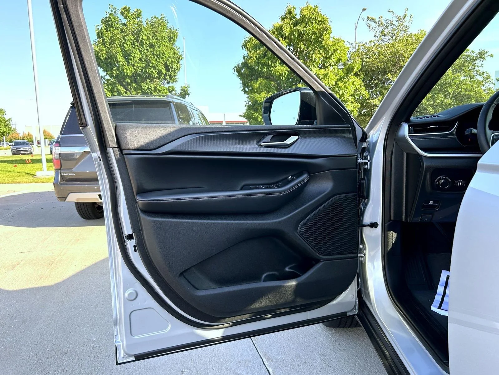 Used 2023 Silver Jeep Altitude X image 9