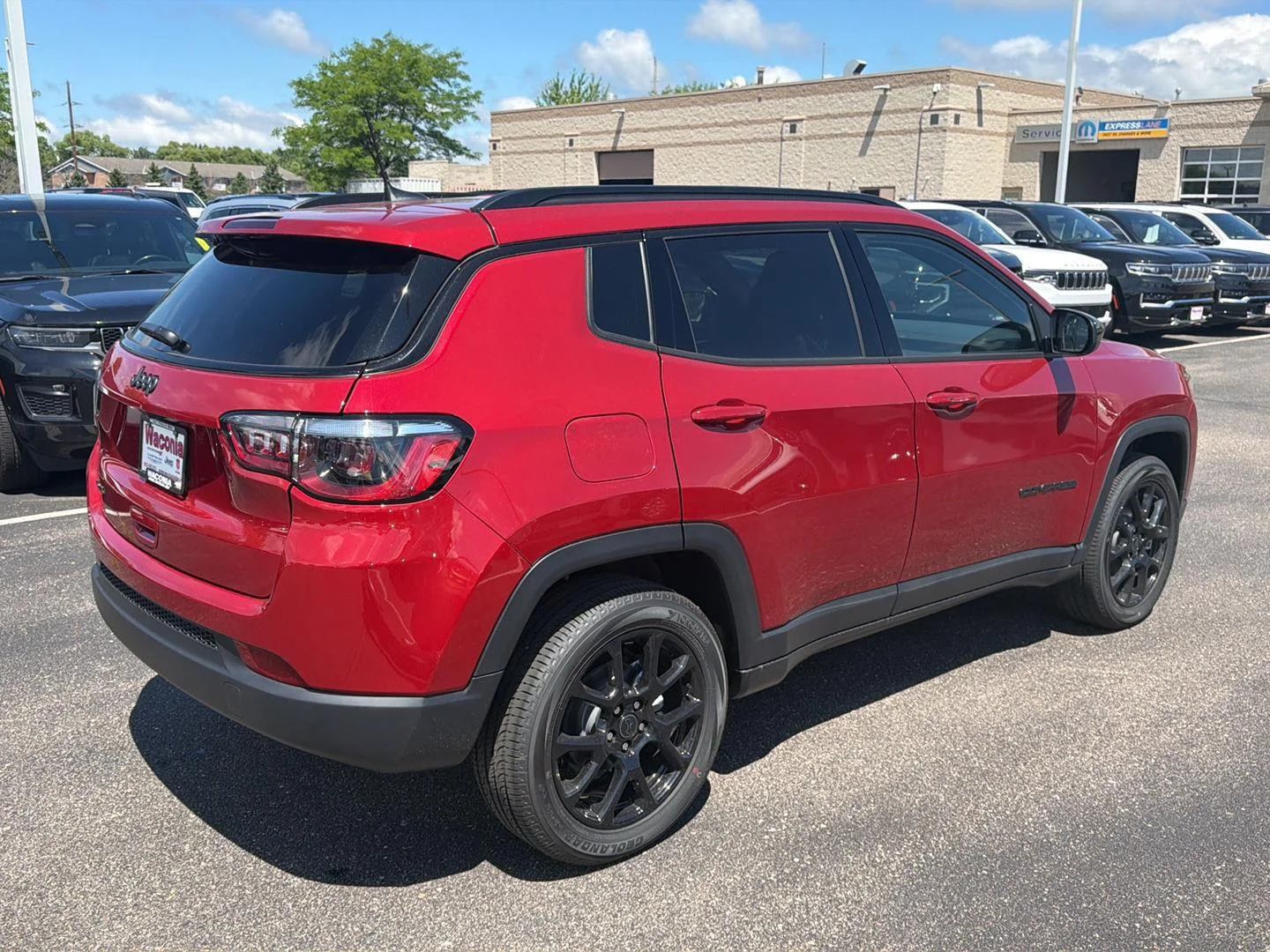 New 2026 Red Hot Pearl-Coat Exterior Paint Jeep Latitude Altitude image 7
