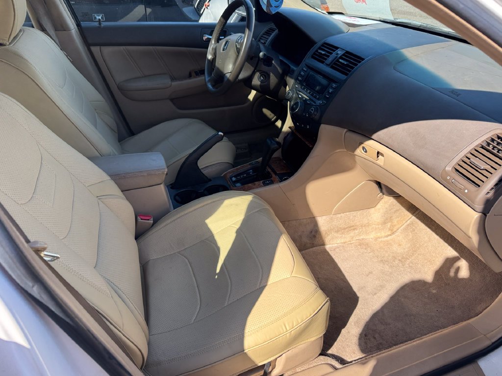 Used 2004 White Honda EX-L image 4