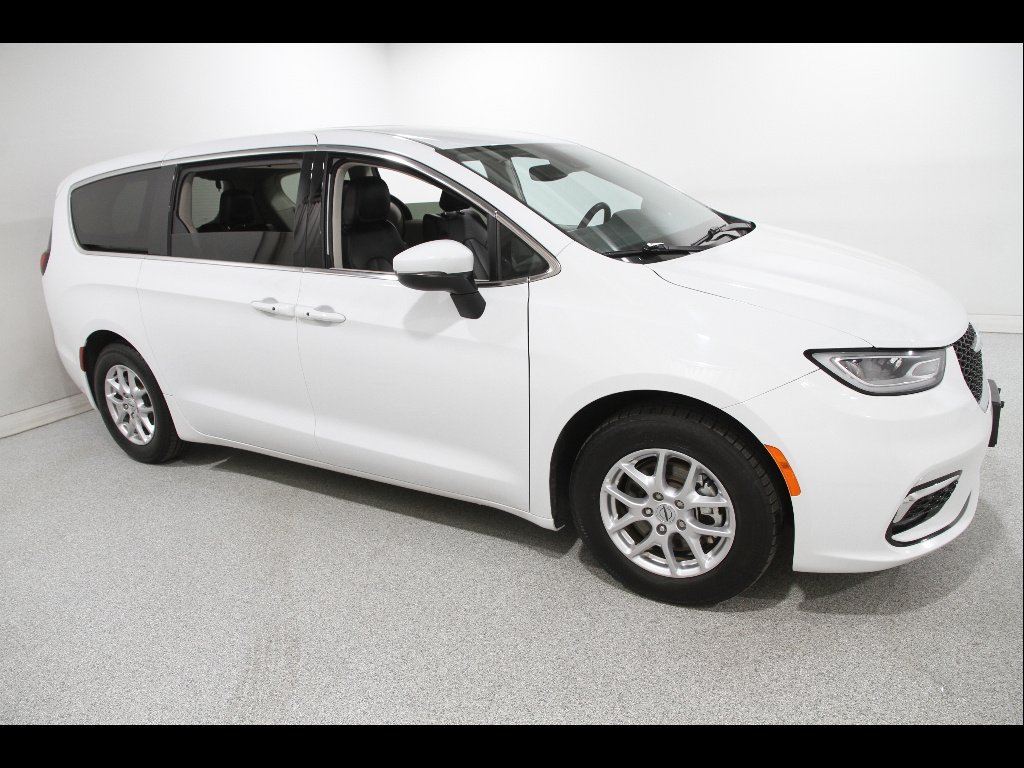 2023 Chrysler Pacifica Touring L's photo