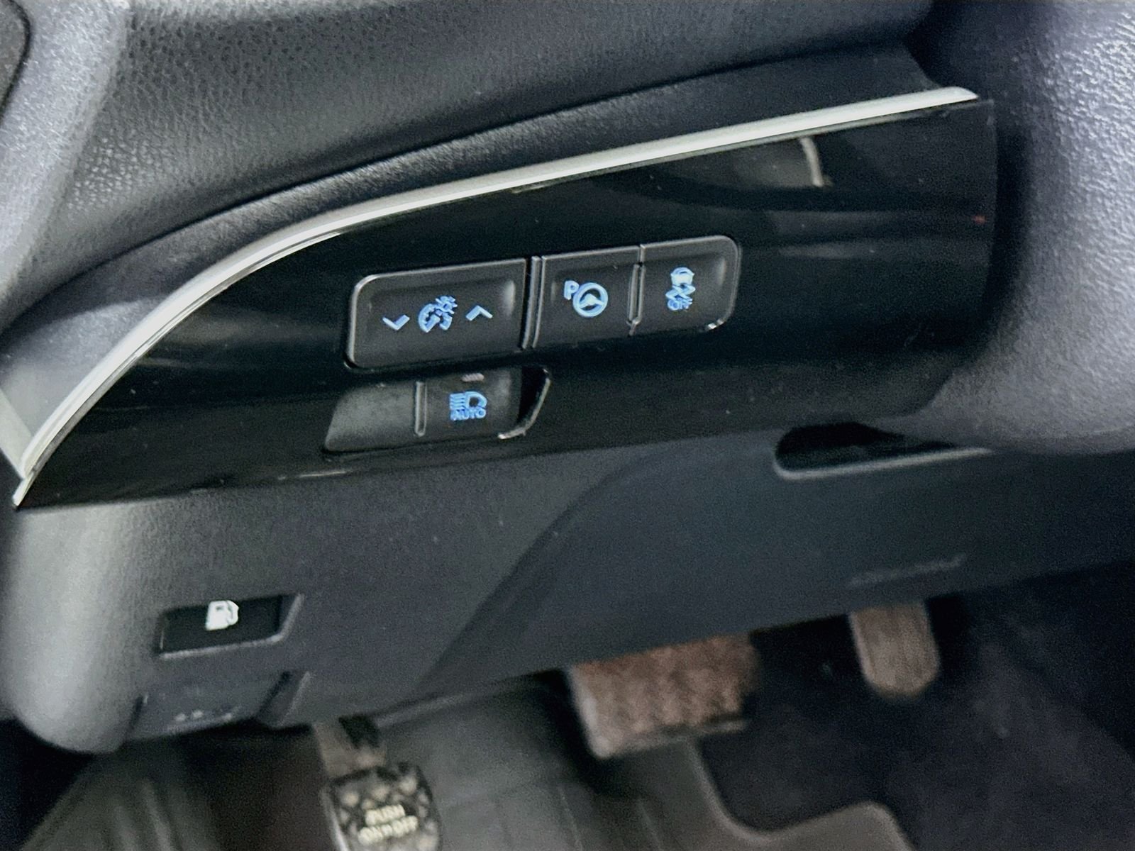 Used 2016 Blizzard Pearl Toyota Four Touring image 10