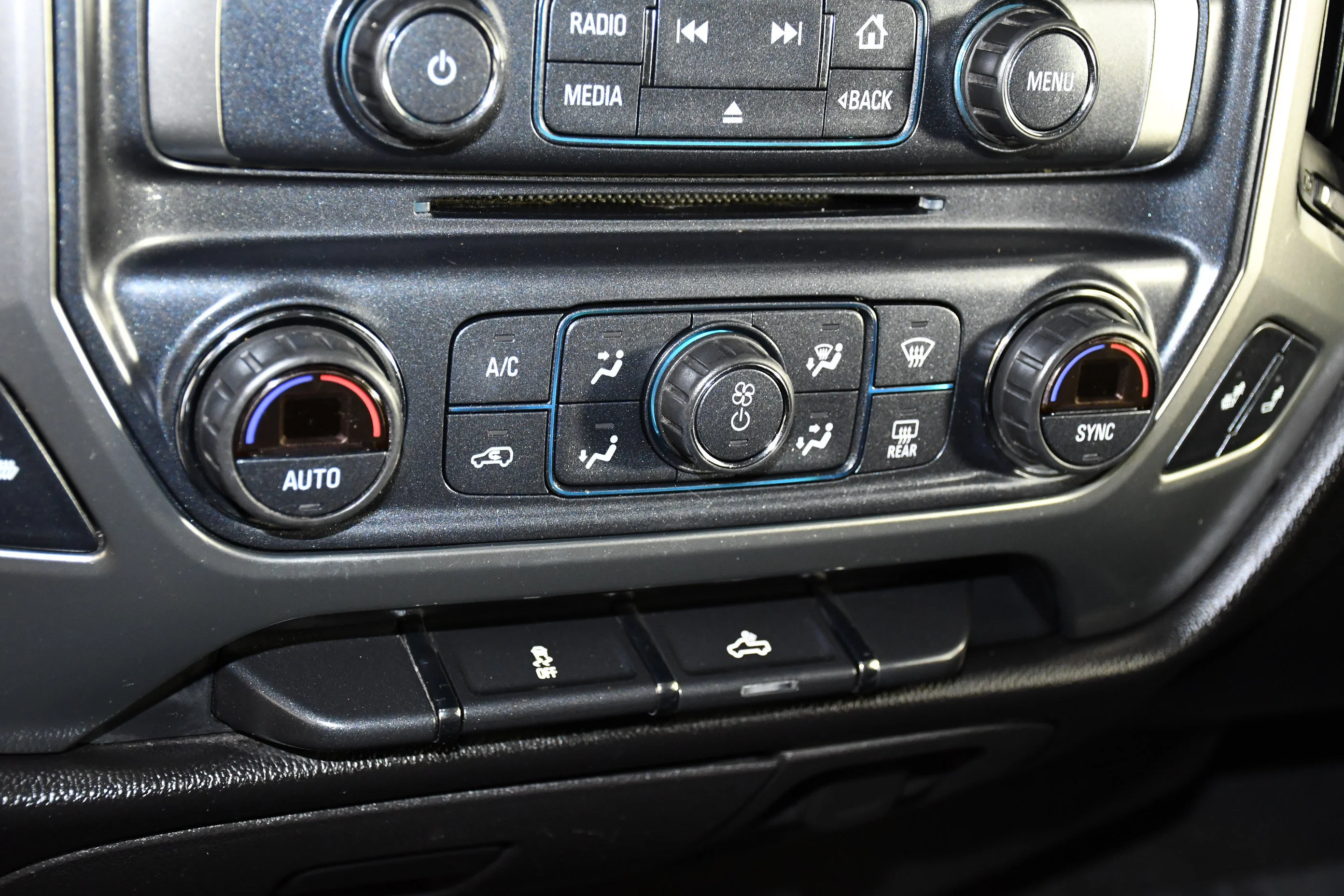 Used 2018 Deep Ocean Blue Metallic Chevrolet LT image 32