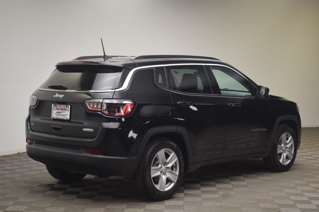 Used 2022 Black Jeep Latitude image 5