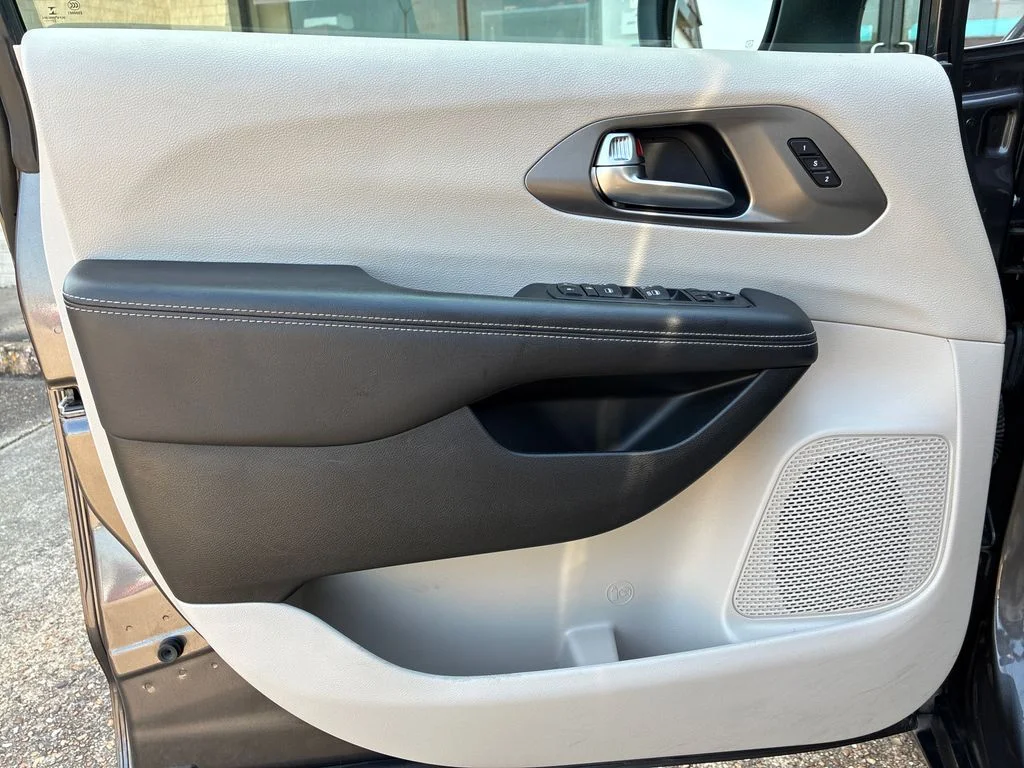Used 2023 Gray Chrysler Touring L image 11