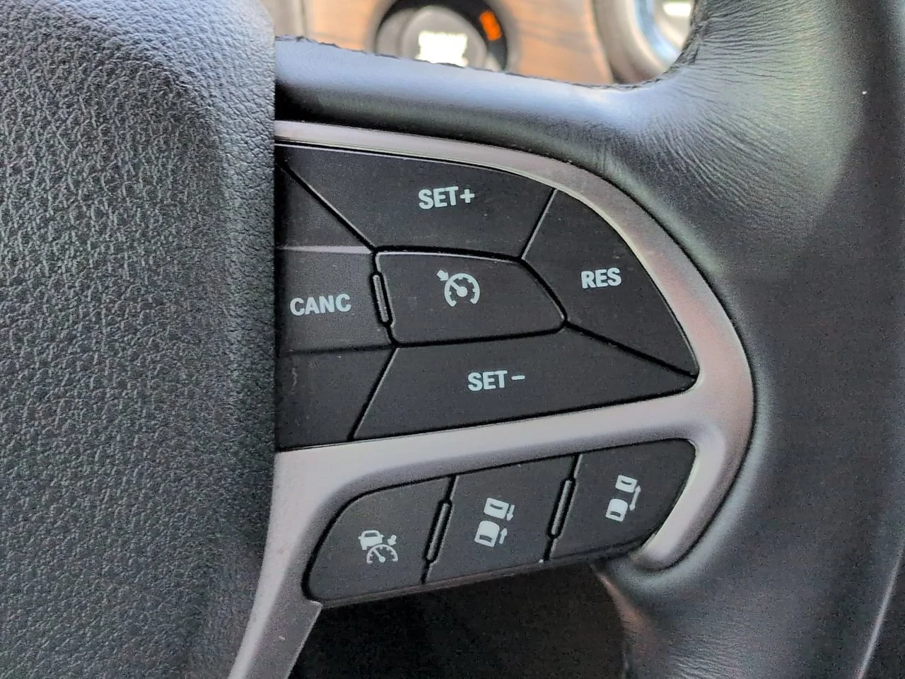 Used 2018 Bright White Clearcoat Jeep Overland image 28