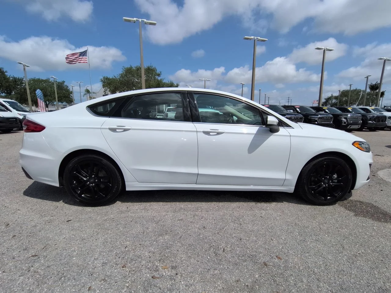 Used 2019 Oxford White Ford SE image 4