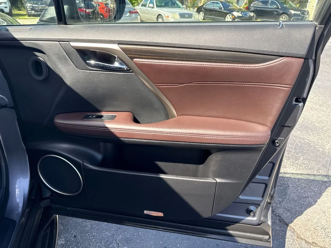 Used 2017  Lexus  image 18