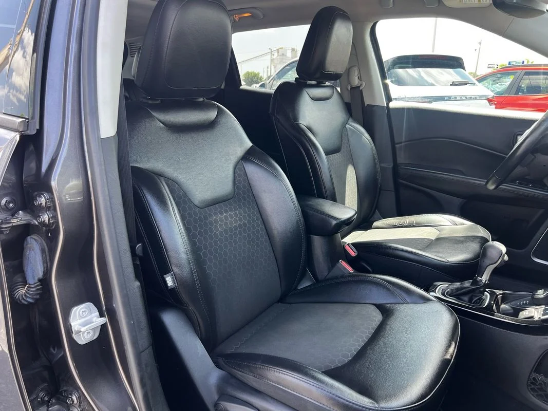 Used 2018  Jeep Altitude 4x4 image 17