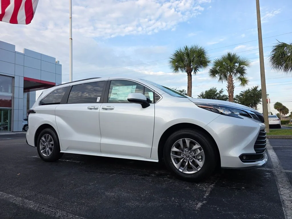 2026 Toyota Sienna XLE 7-Passenger Hybrid FWD's photo
