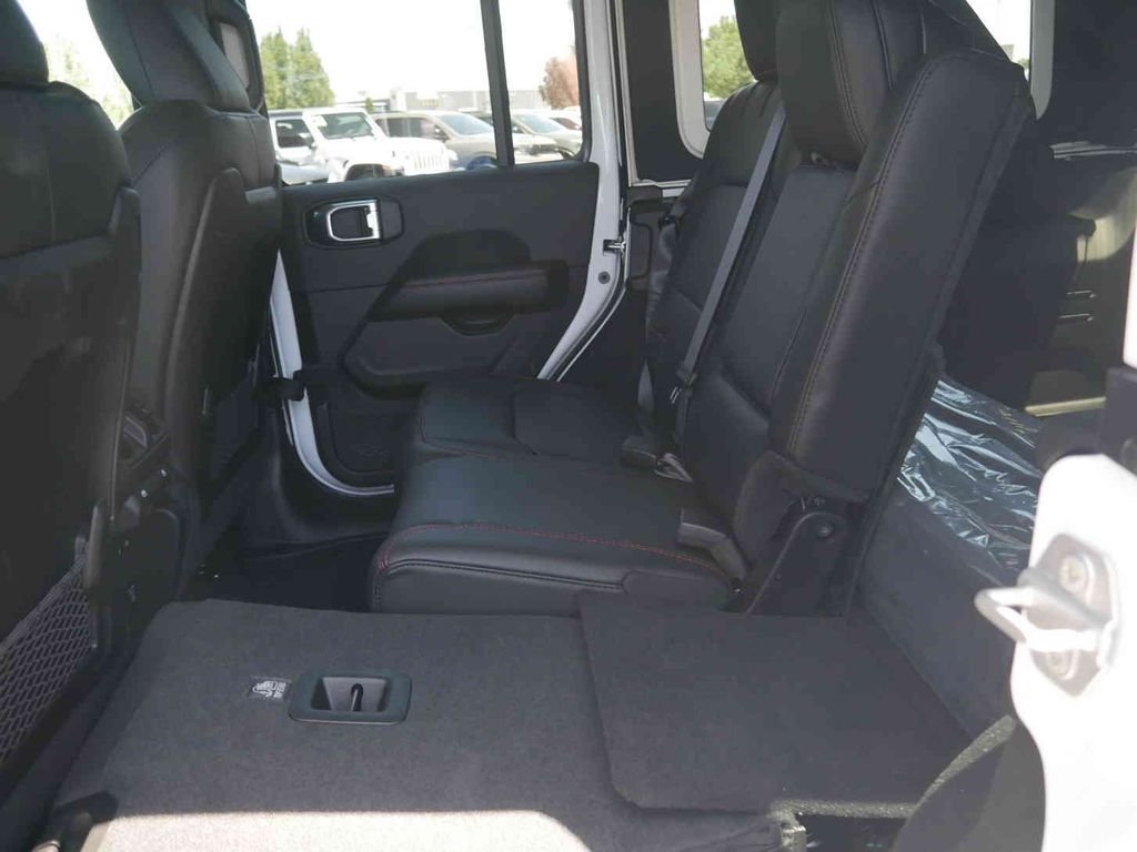 New 2026 Bright White Clear-Coat Exterior Paint Jeep  image 18