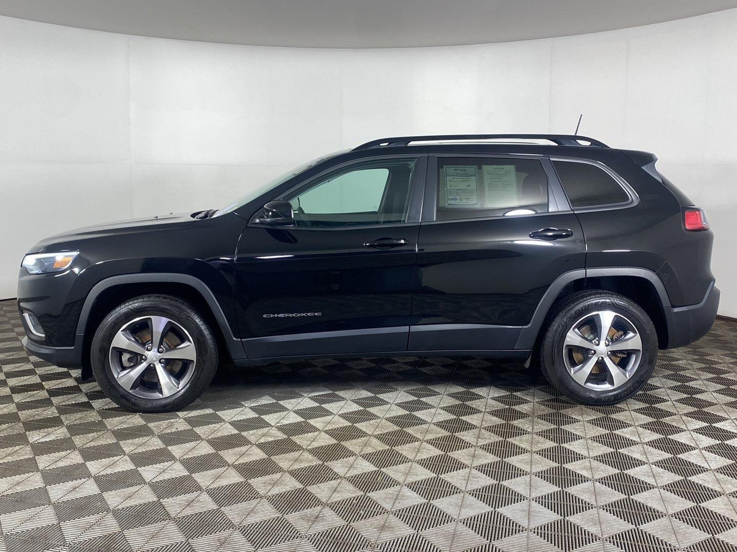 Used 2022 Diamond Black Crystal Pearlcoat Jeep Limited image 5