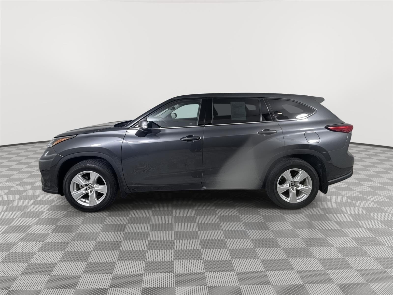 Used 2020 Magnetic Gray Metallic Toyota LE image 19