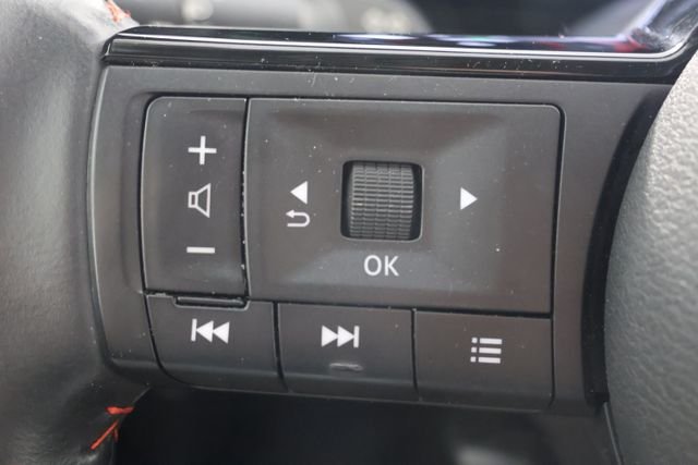 Used 2025 Aspen White Nissan SR image 11