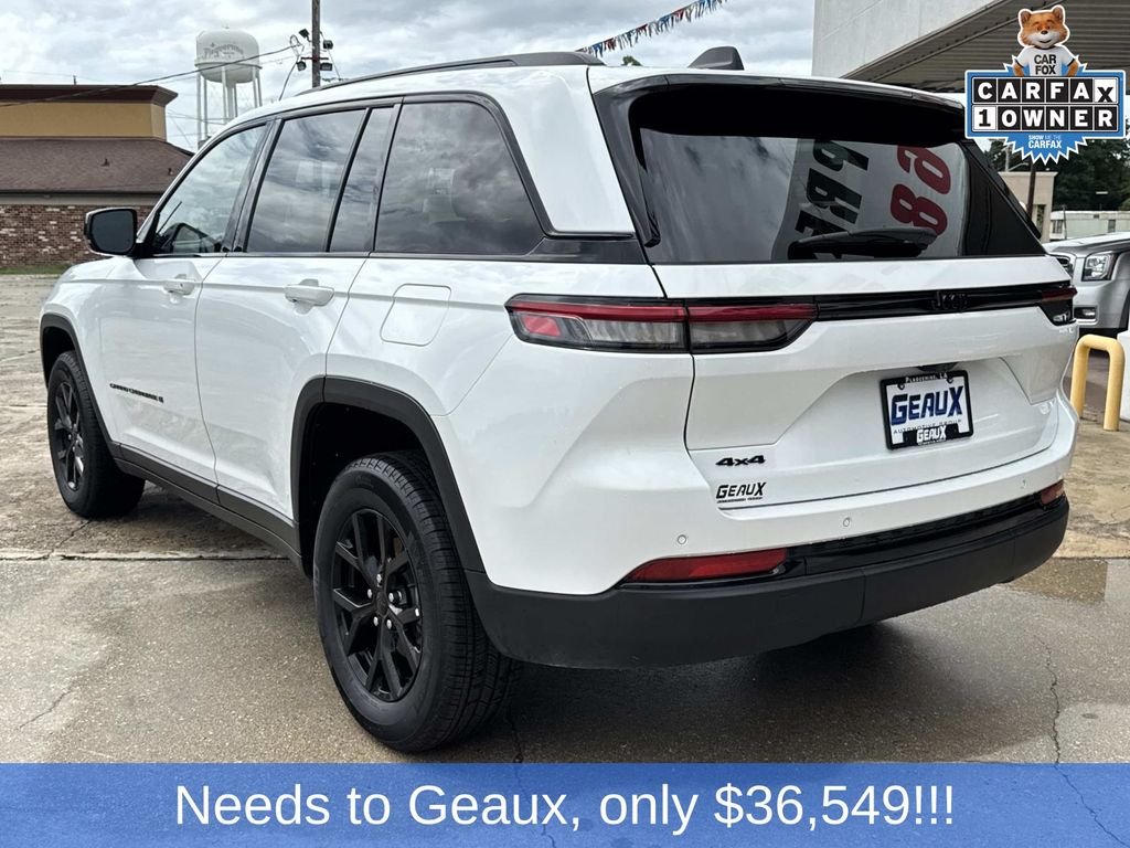 Used 2025 White Jeep Altitude image 11