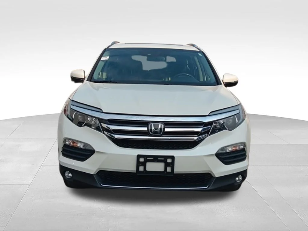 Used 2017 White Diamond Pearl Honda Touring image 10