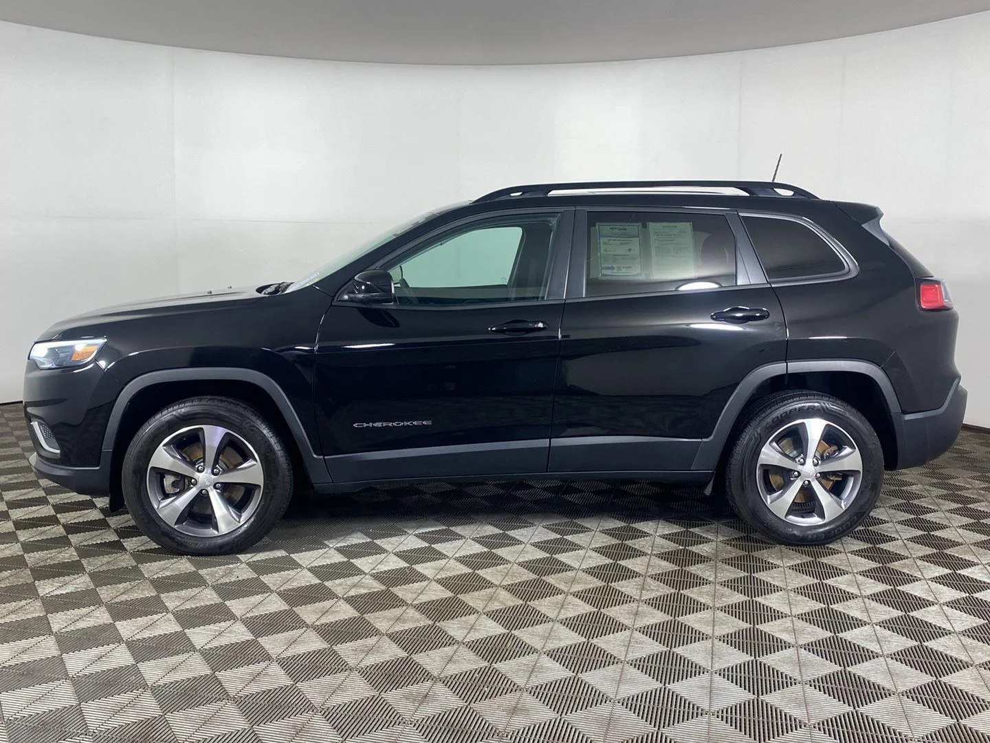 Used 2022 Diamond Black Crystal Pearlcoat Jeep Limited image 5