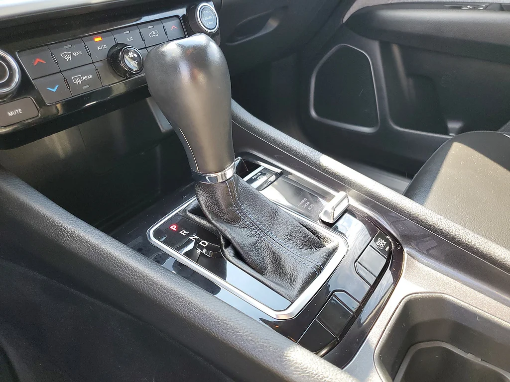 Used 2022 Granite Crystal Metallic Clear Coat Jeep Latitude image 31
