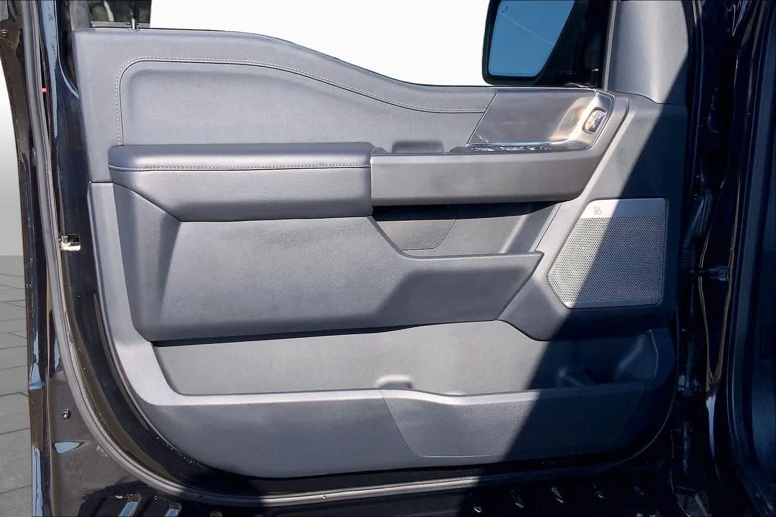 Used 2025 Agate Black Metallic Ford LARIAT image 22
