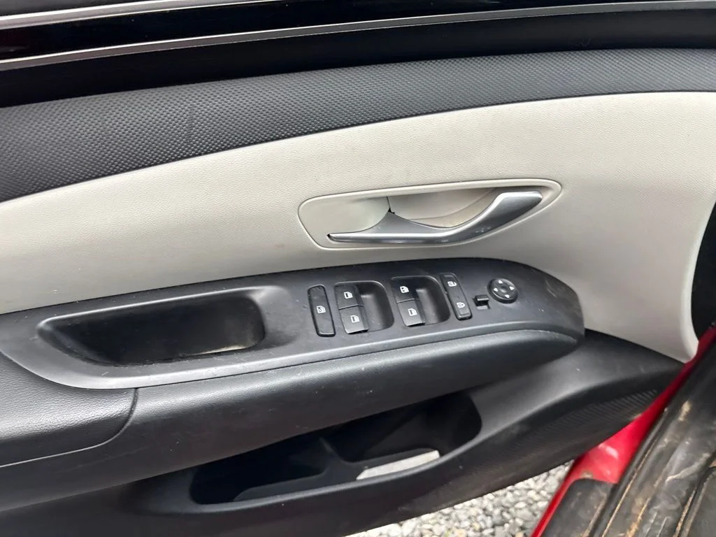 Used 2022 Red Hyundai SE image 9